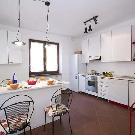 Mezzegra Elegante Apartament *